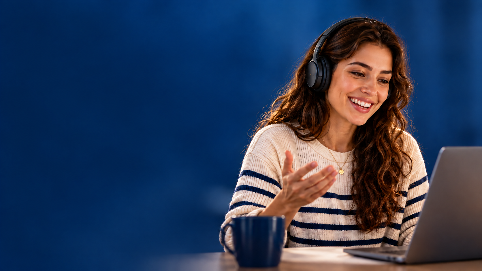 Aluna participando de uma aula online ao vivo